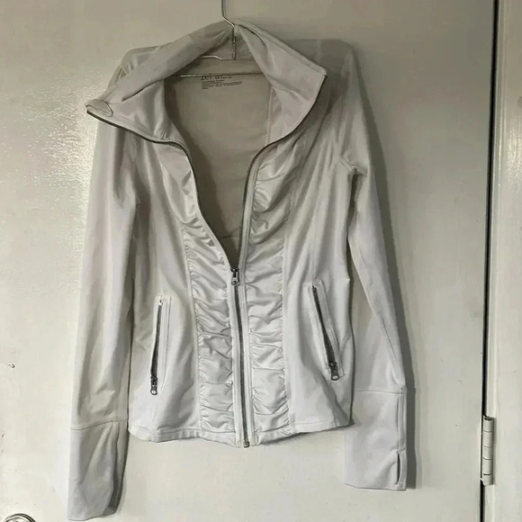 Zella runched front zip up - Picture 4 of 9